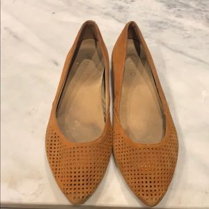 Vionic Tan Pointy Flats